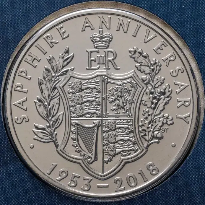 Великобритания 5 фунтов (pounds) 2017  65 лет правления Королевы Елизаветы II, в буклете, аверс