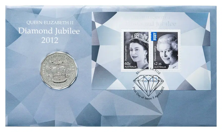 Австралия 50 центов (cents) 2012  60 лет коронации Королевы Елизаветы II, в конверте с марками, аверс