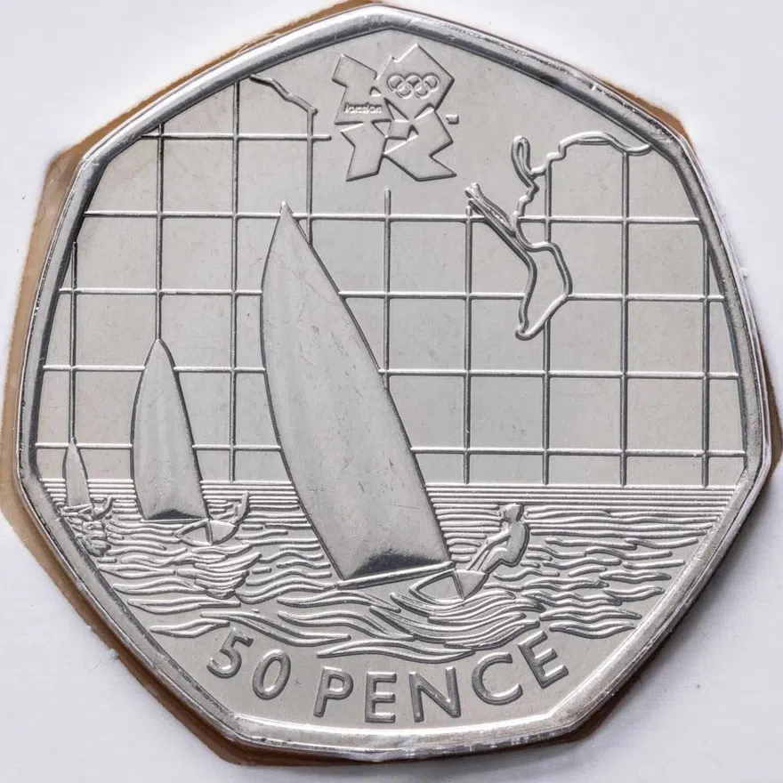Великобритания 50 пенсов (pence) 2011 XXX летние Олимпийские Игры, Лондон 2012 - Парусный спорт в сувенирном конверте, аверс