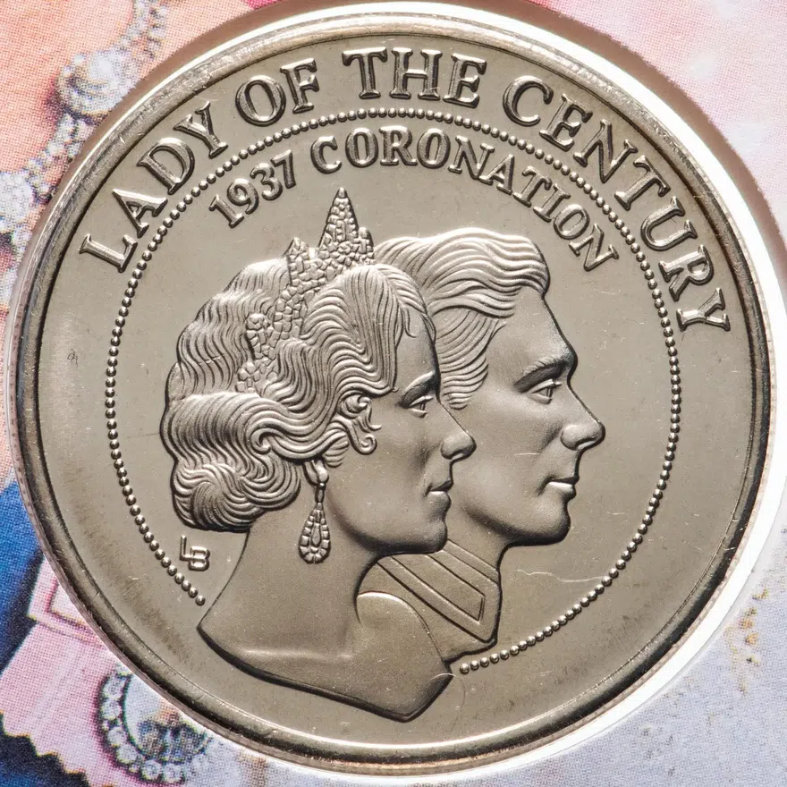 Тёркс и Кайкос 5 крон (crowns) 1997  60 лет коронации Георга VI, в конверте с марками, реверс