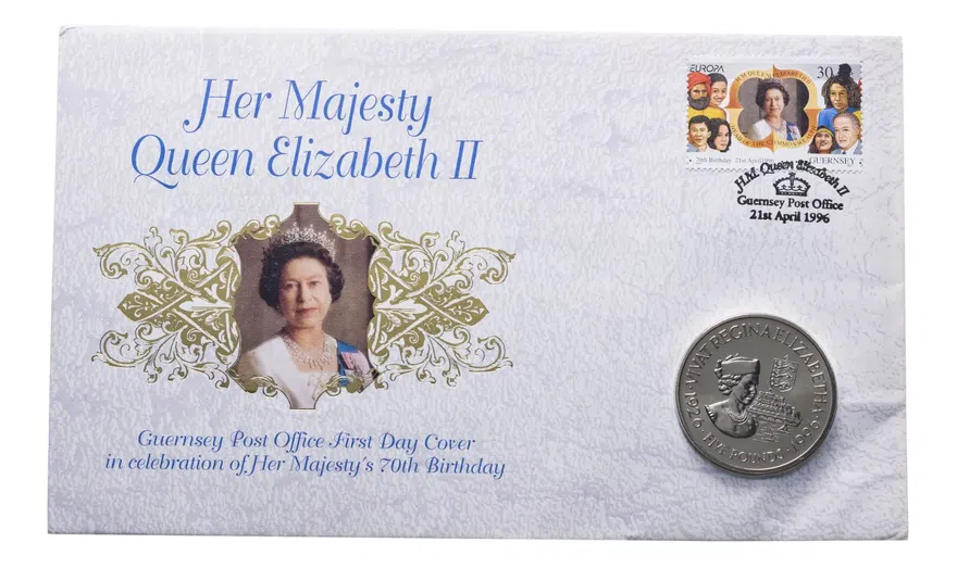 Гернси 5 фунтов (pounds) 1996  70 лет со дня рождения Королевы Елизаветы II, в конверте с маркой, аверс