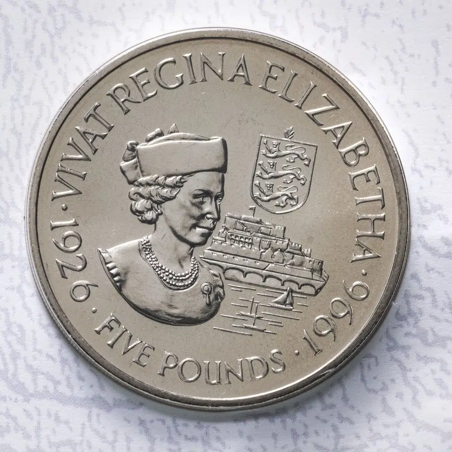 Гернси 5 фунтов (pounds) 1996  70 лет со дня рождения Королевы Елизаветы II, в конверте с маркой, реверс