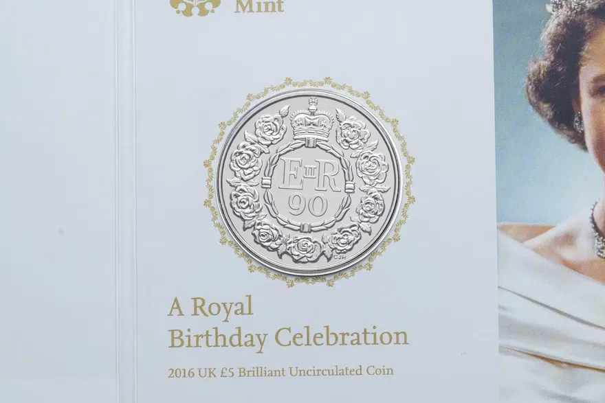 Великобритания 5 фунтов (pounds) 2016  90 лет со дня рождения Королевы Елизаветы II, в буклете, аверс