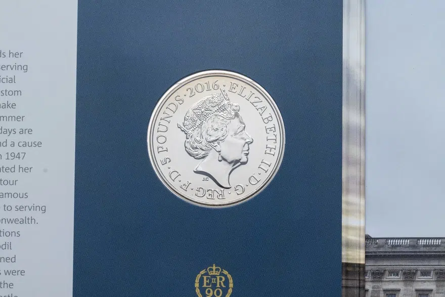 Великобритания 5 фунтов (pounds) 2016  90 лет со дня рождения Королевы Елизаветы II, в буклете, реверс