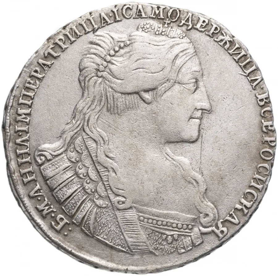 Полтина 1735 с кулоном из 3 жемчужин на груди